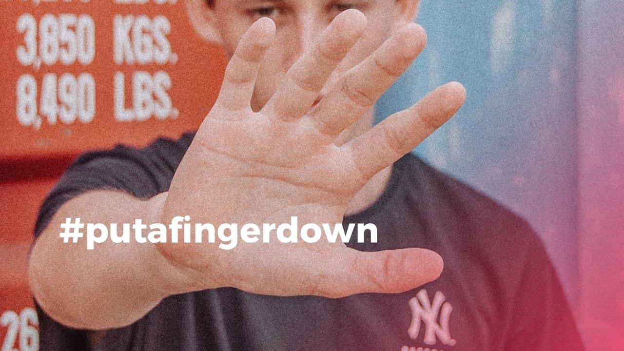 Junge hebt die Hand, Handfläche zur Kamera, Text: #putafingerdown.